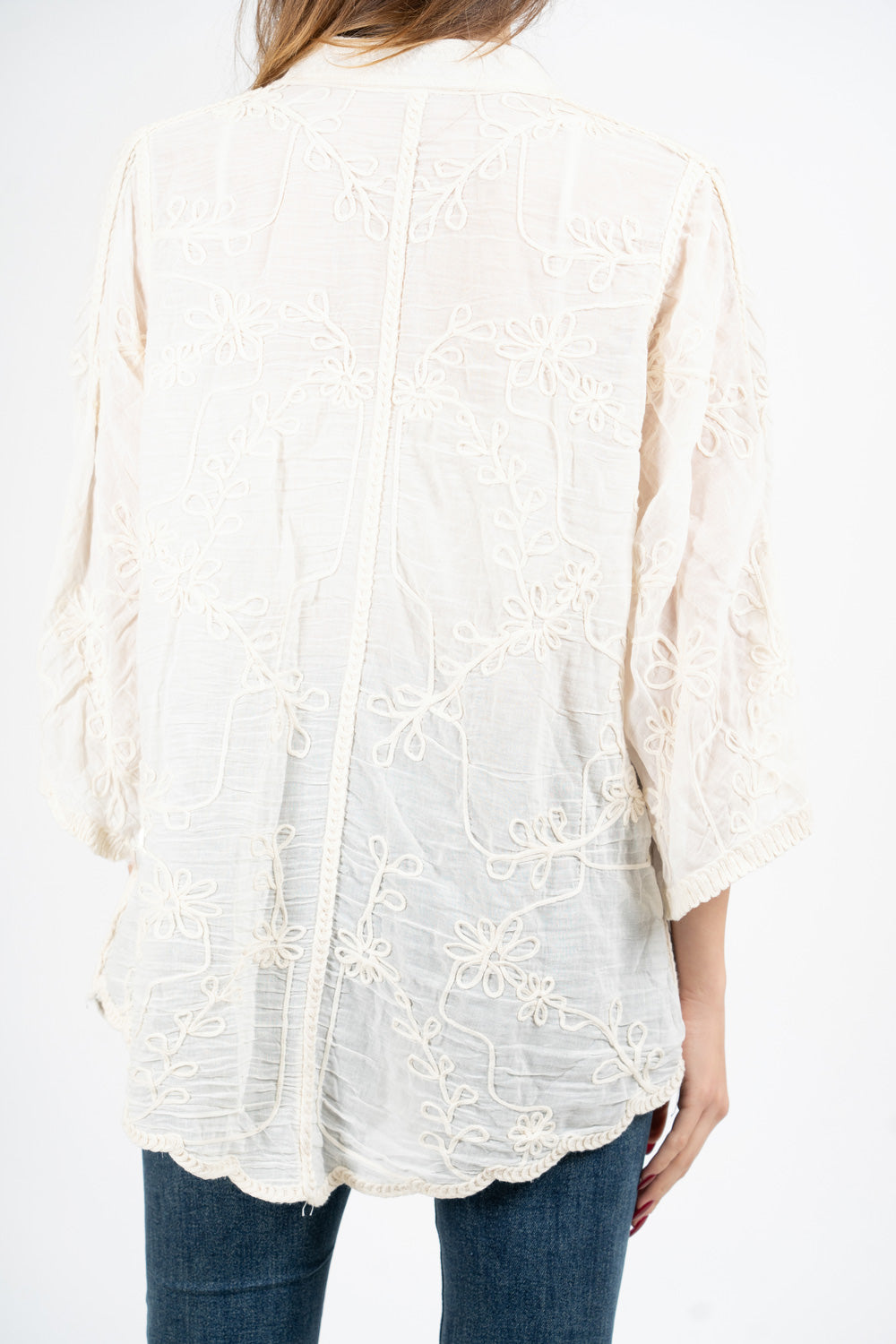 Camicia ricamata in cotone con manica a campana e dettagli crochet.