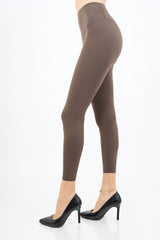 modella indossando Leggings donna a baschina alta elasticizzati – Tortora colore