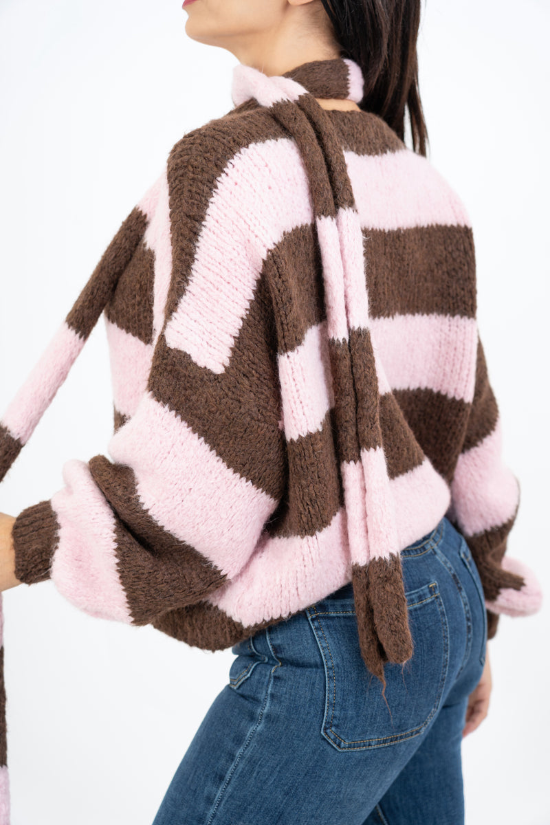 modella indossando Cardigan a righe in misto lana con sciarpa coordinata colore