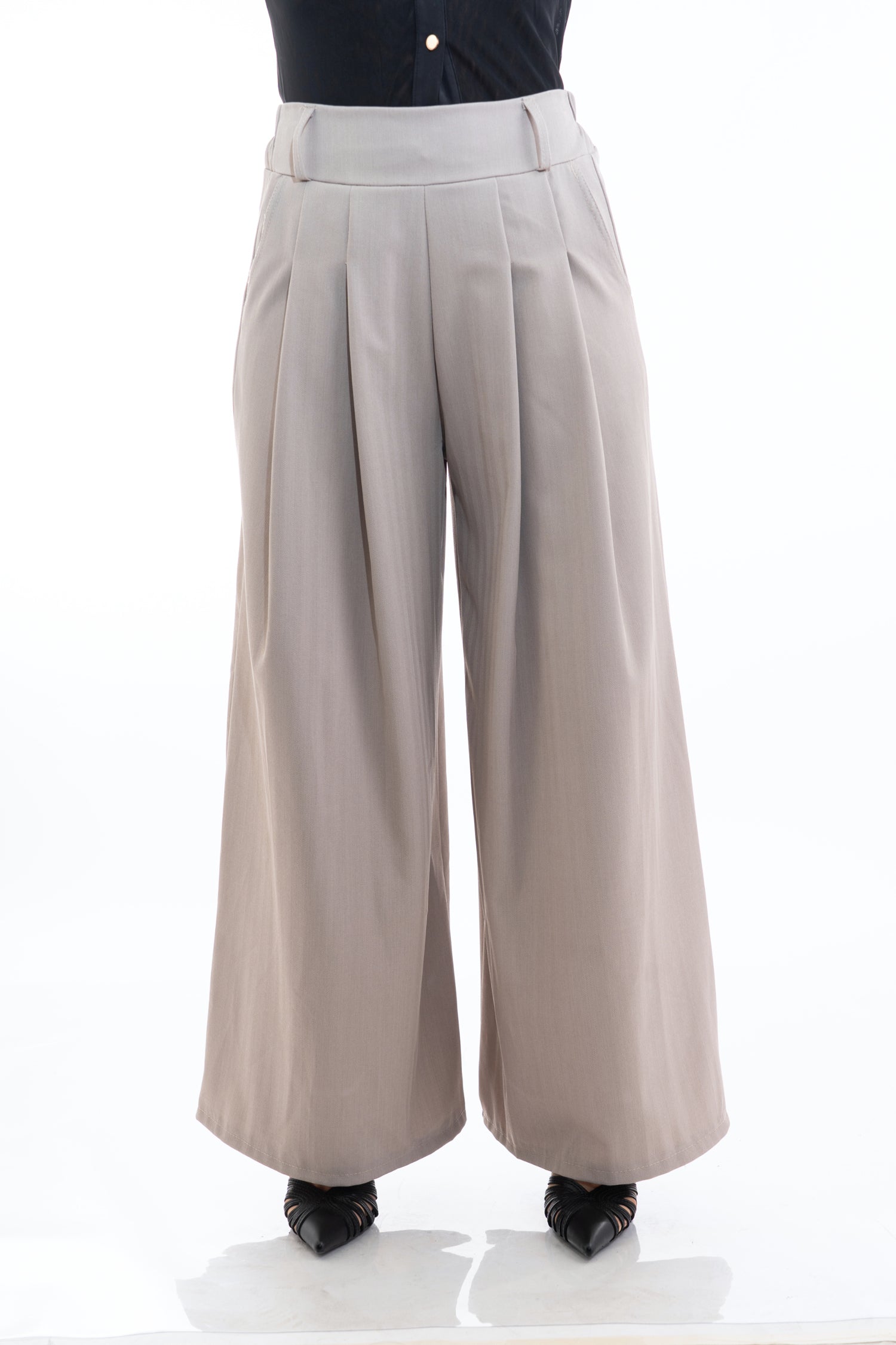 modella indossando Pantagonna ampia in tessuto spinato tono su tono con baschina alta e fascia elastica colore Beige Unica