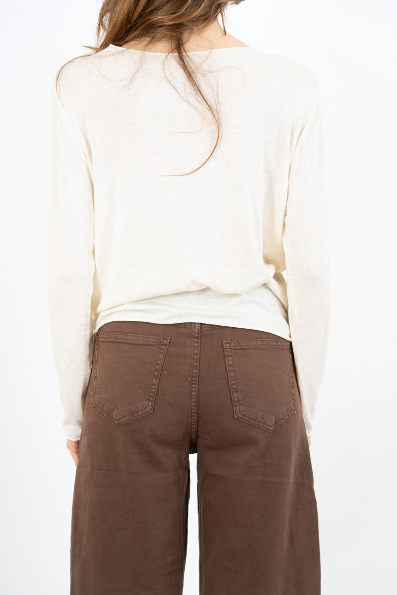 modella indossando Maglia over con scollo ampio in viscosa e cashmere con filo laminato colore