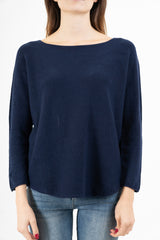 modella indossando Maglia over collo a barchetta con orlo stondato in viscosa colore Blu Unica
