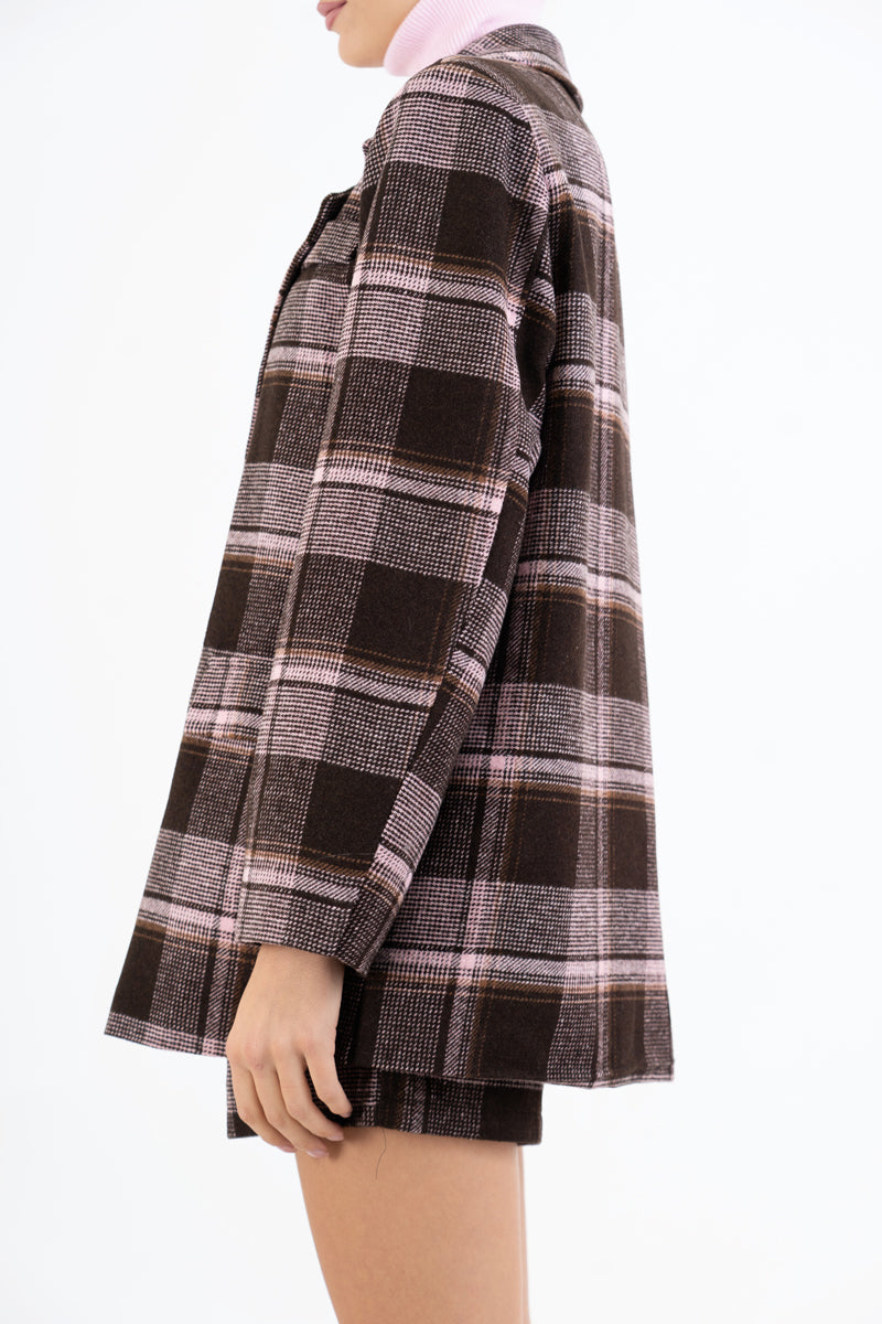 modella indossando Giacca PlaidChic over in misto lana colore