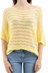 modella indossando Maglia traforata pipistrello a manica al gomito Made in Italy colore Giallo Unica