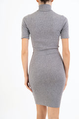 modella indossando Abito SoftDream dolcevita in viscosa elasticizzata colore