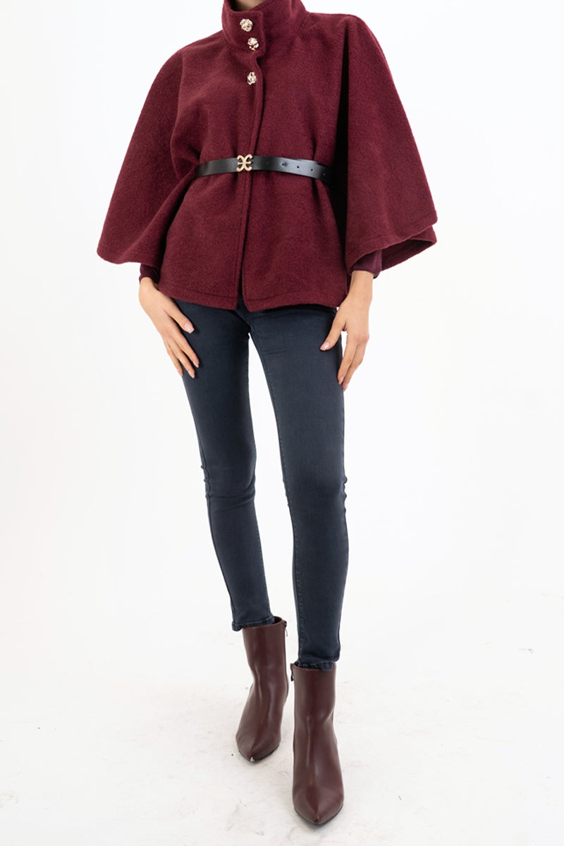 modella indossando Mantella GoldBelt con collo alto e cintura colore