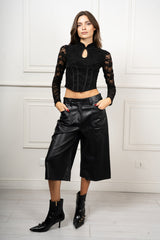 modella indossando Bermuda Camden in ecopelle colore Nero Unica
