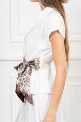 modella indossando Camicia EasyWave con fusciacca foulard in raso colore