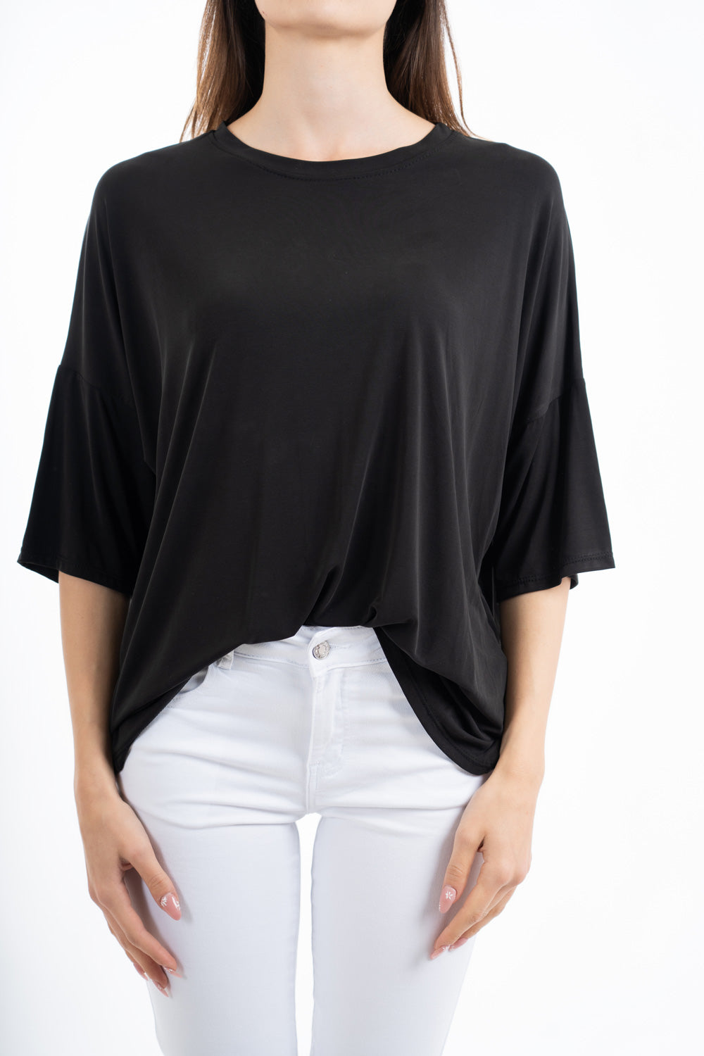 modella indossando Maglia ampia in modal elasticizzato con spalla scesa e manica morbida colore Nero Unica