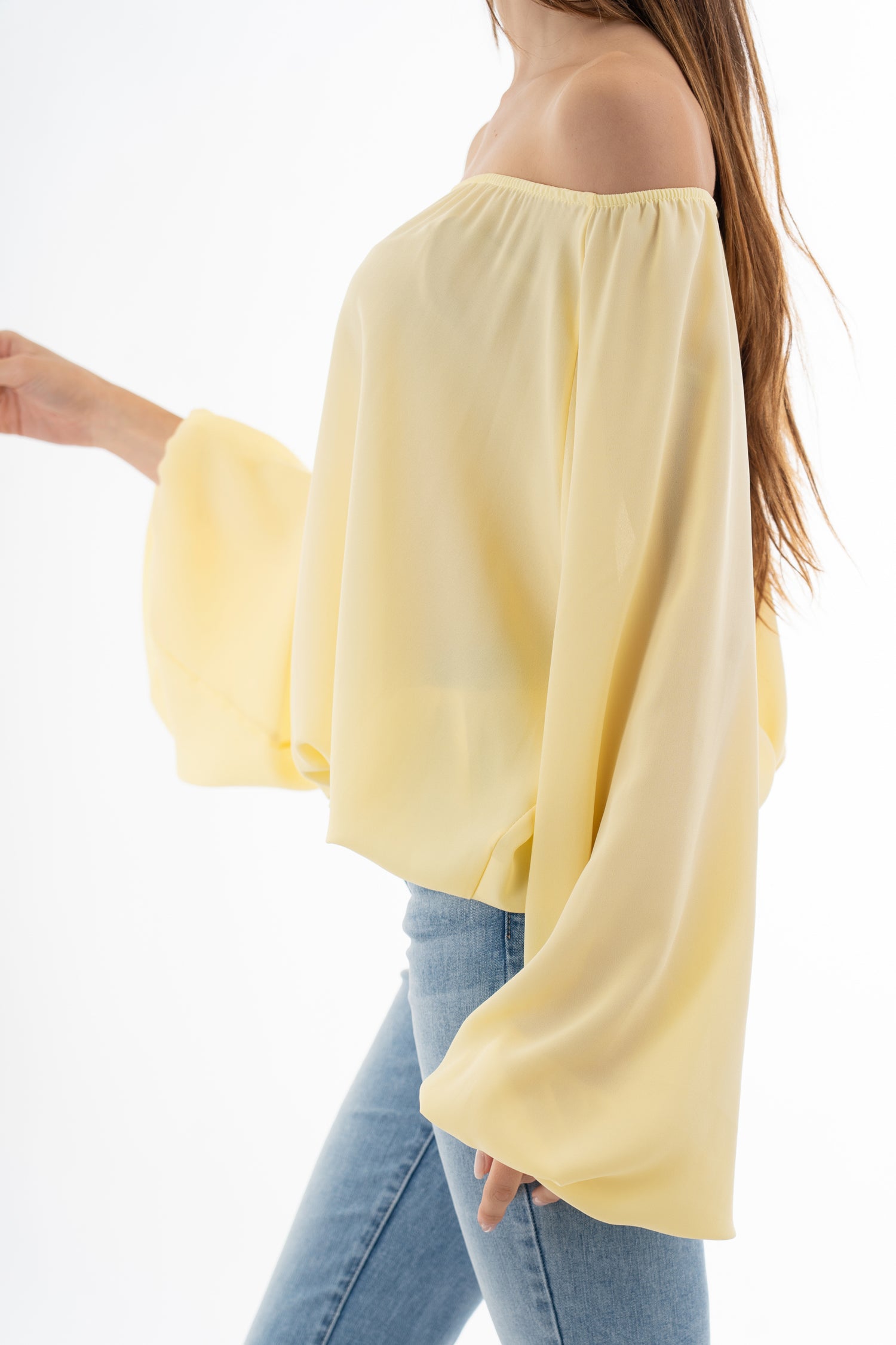 modella indossando Blusa in georgette velata con scollo elasticizzato e manica ampia sblusata colore