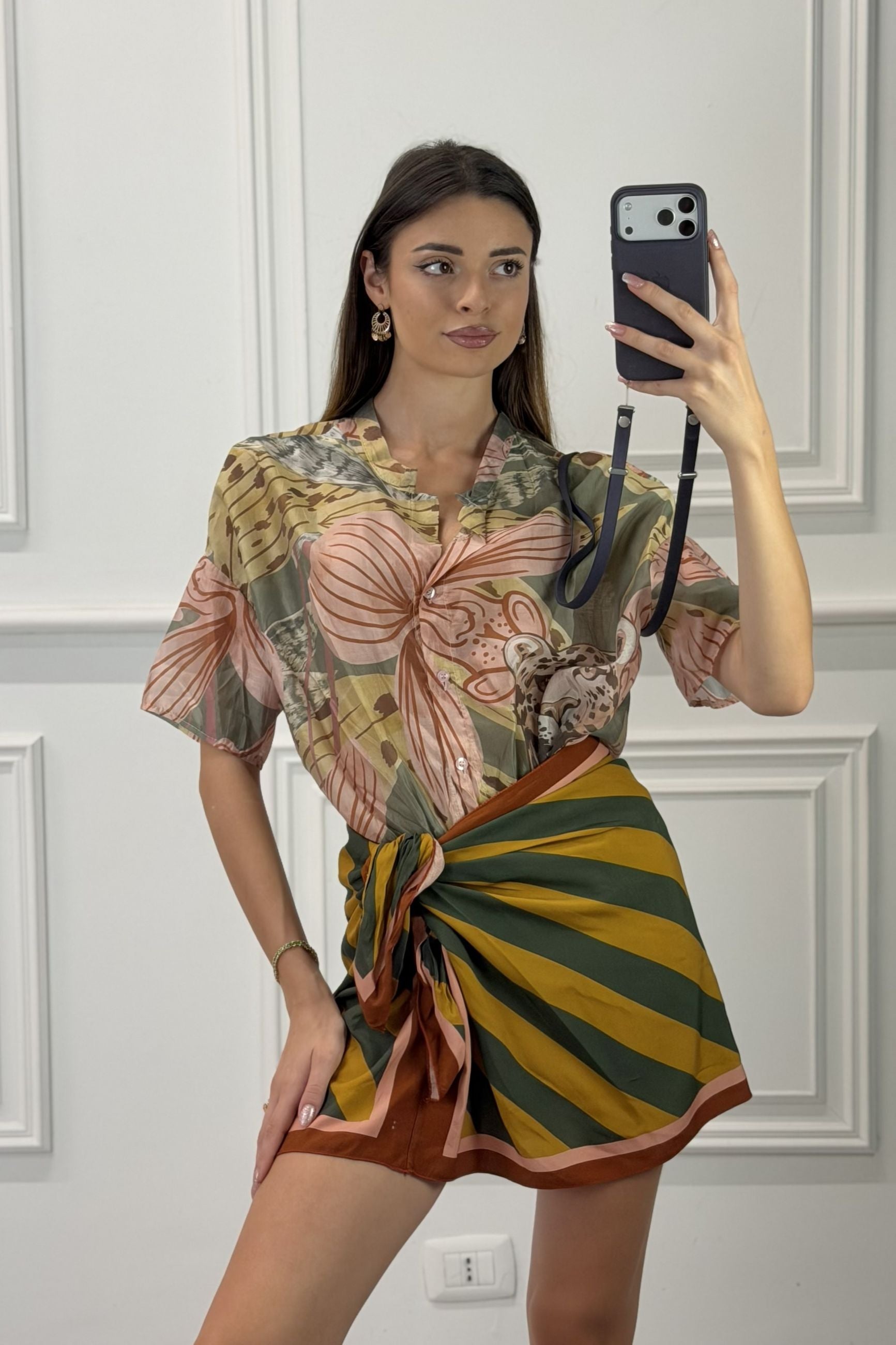 modella indossando Completo Savana colore Verde-Senape Unica
