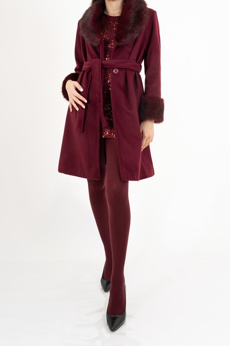 modella indossando Cappotto in panno rigato Bordeaux con collo in pelliccia colore BORDEAUX