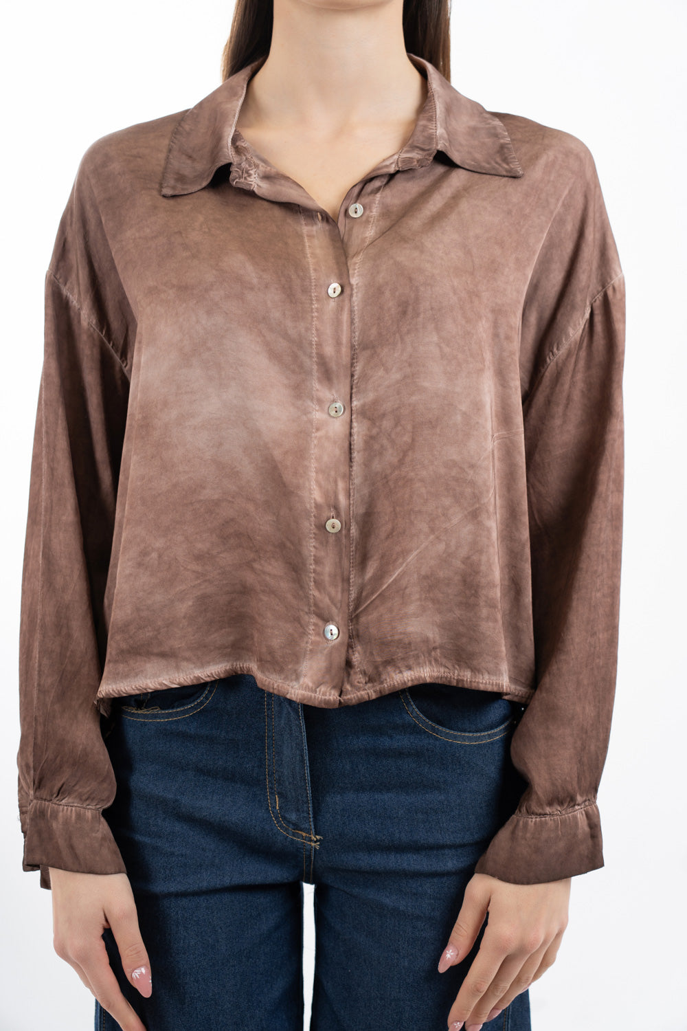 modella indossando Camicia corta in viscosa con retro in pizzo trasparente colore Marrone Unica