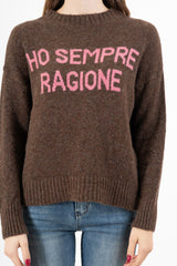 modella indossando Maglione girocollo con scritta “Ho sempre ragione” in misto lana Made in Italy colore Marrone-Rosa Unica