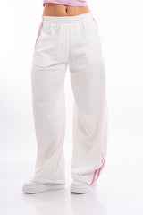 modella indossando Pantalone palazzo in felpa con bande laterali e vita elasticizzata colore