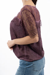 modella indossando Maglia over in viscosa con inserti in pizzo floreale colore Prugna Unica