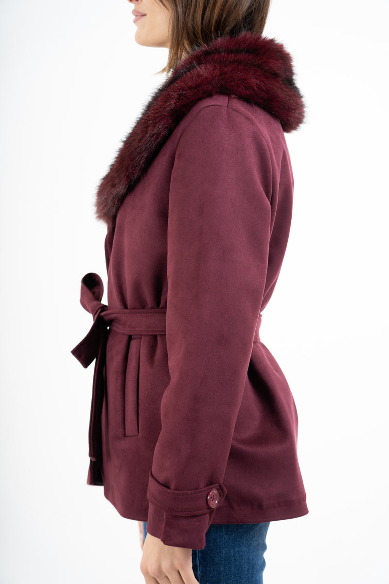 modella indossando Giacca ecocamoscio corta con collo in eco-pelliccia - Bordeaux colore