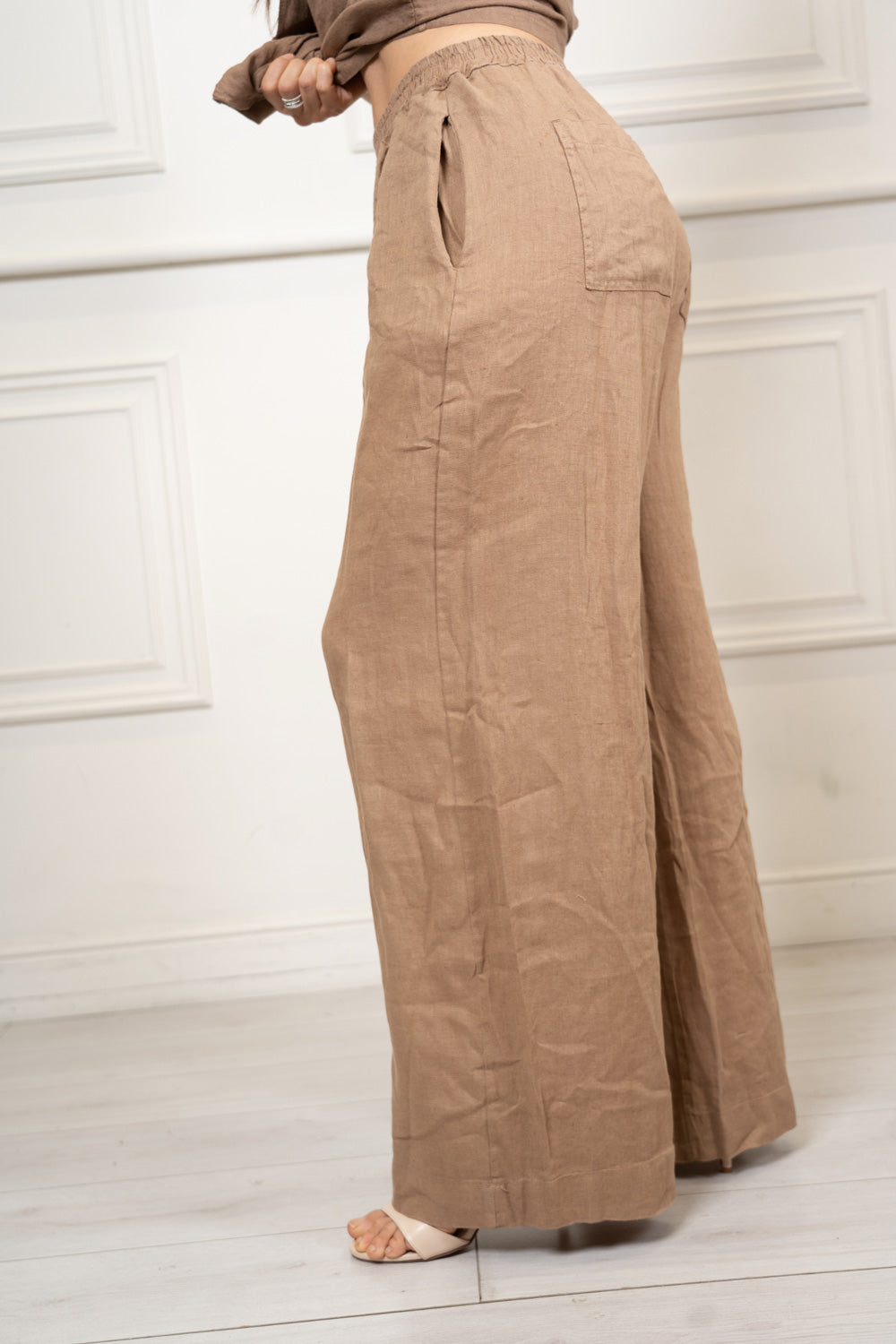 Pantalone a palazzo in puro lino con tasche.