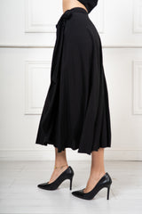 modella indossando Gonna Lunga Pareo in Viscosa Made in Italy colore