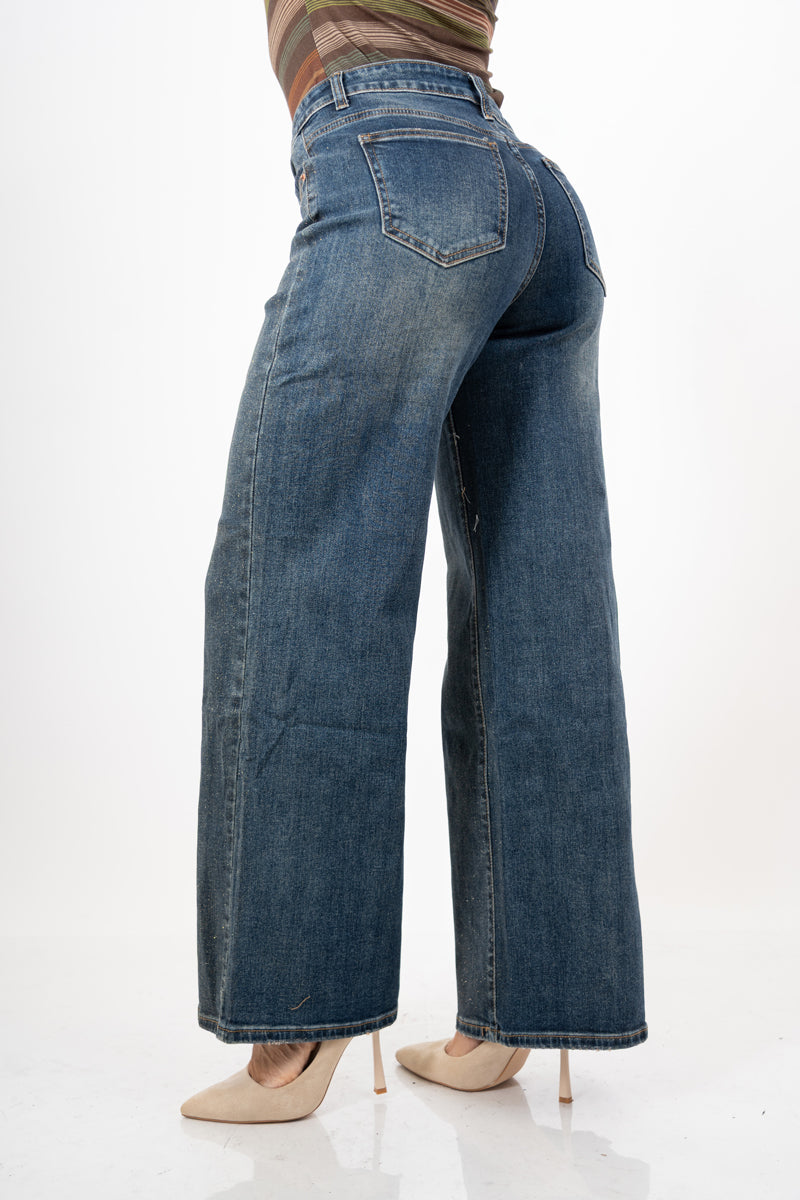 modella indossando Jeans straight a gamba dritta con spalmatura lurex oro colore