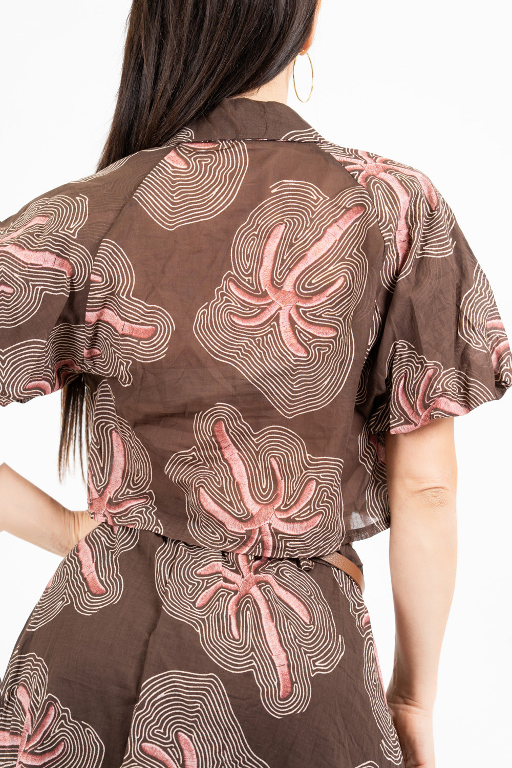 Camicia crop fantasia Jungle Wave con manica palloncino.