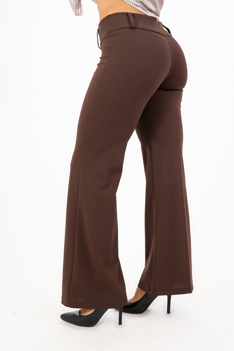 Pantalone svasato in crep con baschina alta Marrone