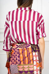 modella indossando Camicia in Cotone Leggero a Righe Bicolore Made in Italy colore