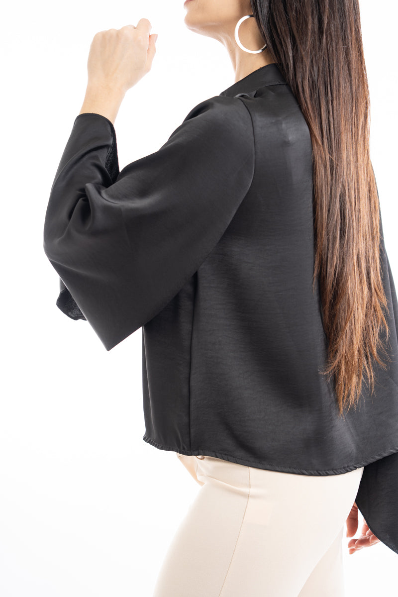 modella indossando Blusa in raso con maniche pipistrello e scollo a goccia colore