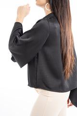 modella indossando Blusa in raso con maniche pipistrello e scollo a goccia colore