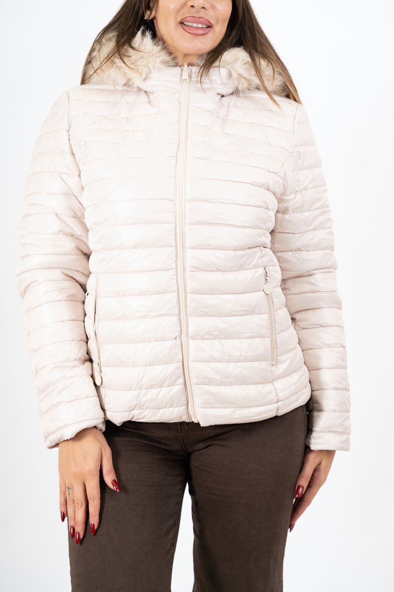 modella indossando Piumino beige double-face corto avvitato con cappuccio e pelliccia rimovibile colore