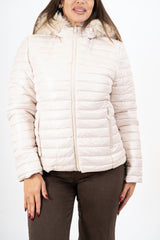 modella indossando Piumino beige double-face corto avvitato con cappuccio e pelliccia rimovibile colore