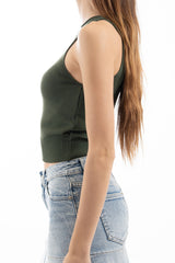 modella indossando Top smanicato in maglia di viscosa con fondo a costina colore