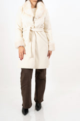 modella indossando Cappotto in panno rigato Marrone con collo in pelliccia colore