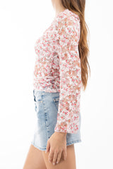 modella indossando Maglia in pizzo elasticizzato floreale con scollo a V e fodera interna colore