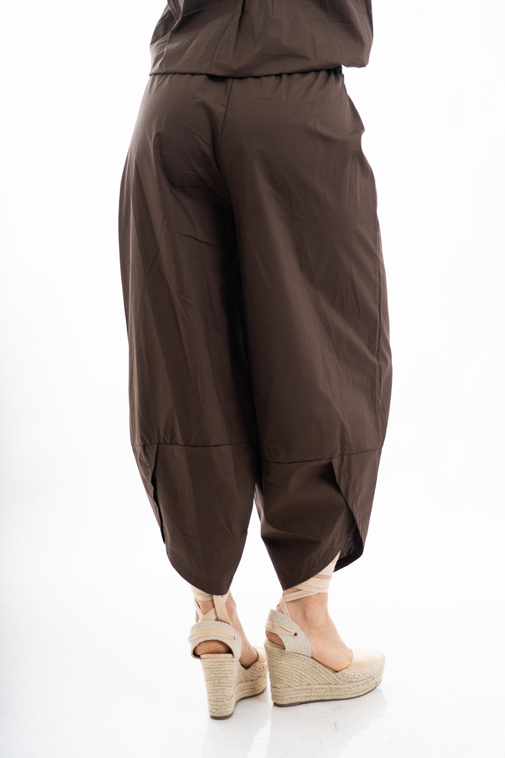 modella indossando Pantalone ampio in cotone con tasconi e fondo con apertura laterale colore