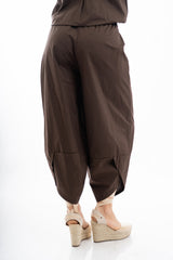 modella indossando Pantalone ampio in cotone con tasconi e fondo con apertura laterale colore