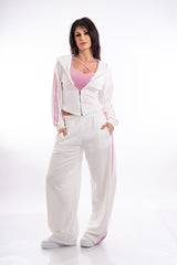 modella indossando Maglia elasticizzata con scollo sagomato e lacci interni colore