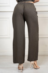 modella indossando Pantalone dritto in lino e viscosa coordinato colore