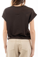 modella indossando T-shirt con spalla scesa e applicazioni strass su spalla in cotone elasticizzato colore