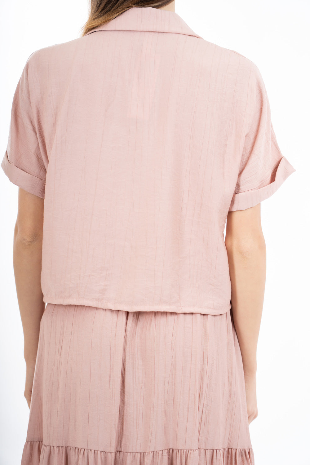 modella indossando Camicia corta con tasche in viscosa EasyWave con manica a pipistrello e bottoni effetto legno colore