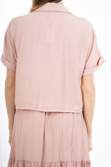modella indossando Camicia corta con tasche in viscosa EasyWave con manica a pipistrello e bottoni effetto legno colore