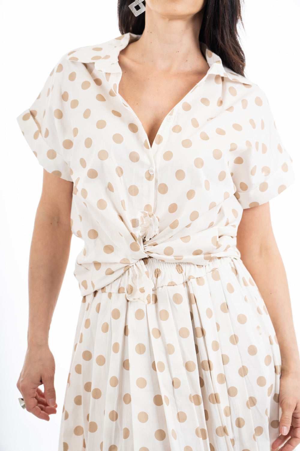 modella indossando Camicia a pois grandi in cotone con manica risvoltata e linea morbida colore Beige Chiaro Unica