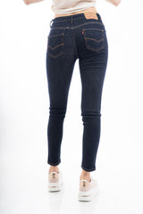 modella indossando Jeans slim dritto in cotone elasticizzato lavaggio scuro colore