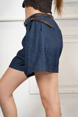 modella indossando Shorts chambray con cintura sottile e risvolto colore