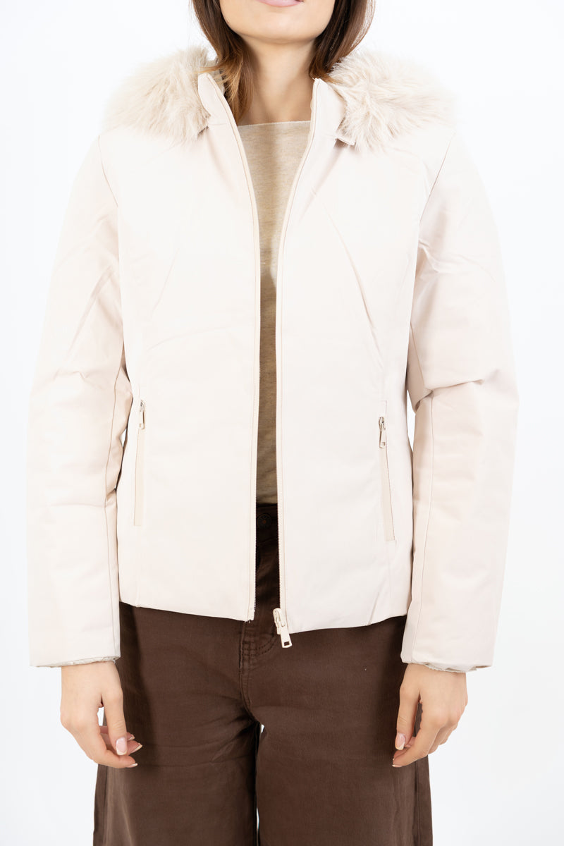 modella indossando Piumino beige double-face corto avvitato con cappuccio e pelliccia rimovibile colore Beige