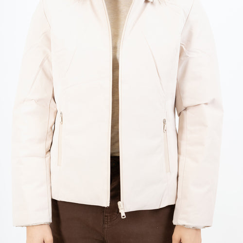 modella indossando Piumino beige double-face corto avvitato con cappuccio e pelliccia rimovibile colore Beige