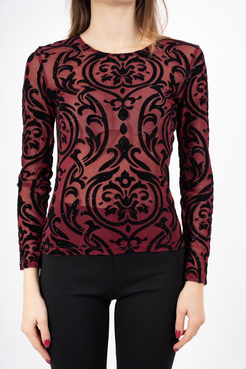 modella indossando Maglia rete VelvetLight colore BORDEAUX Unica