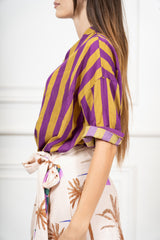 modella indossando Camicia in Cotone Leggero a Righe Bicolore Made in Italy colore