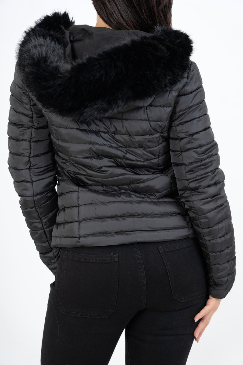 modella indossando Piumino nero double-face corto avvitato con cappuccio e pelliccia rimovibile colore