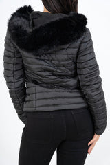 modella indossando Piumino nero double-face corto avvitato con cappuccio e pelliccia rimovibile colore